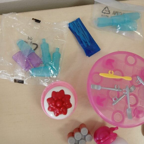 Barbie & Chelsea party set with 30+ accessories (see all pics) - Picture 8 of 8